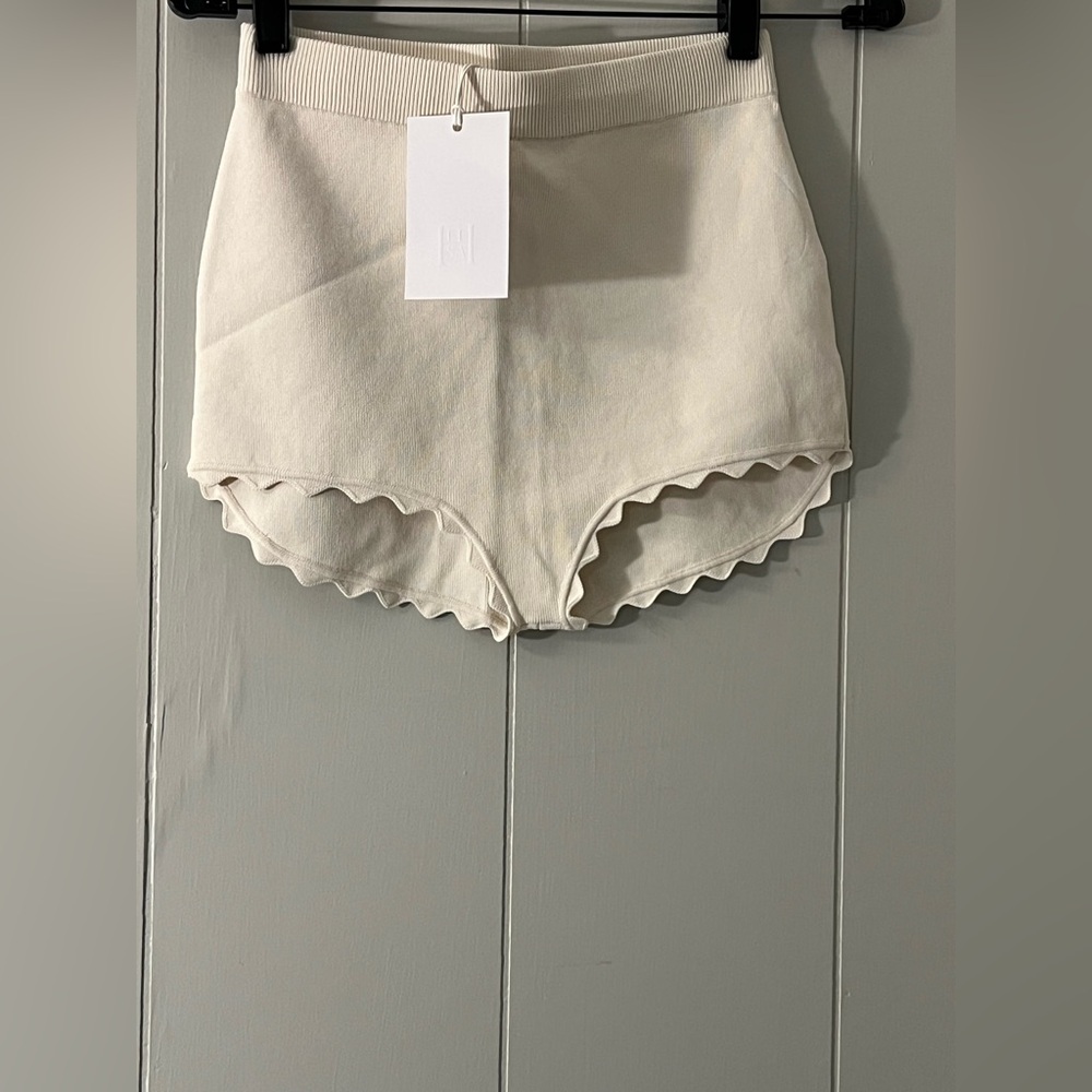 Helsa Elvira Shorts in Cream - Picture 9 of 14